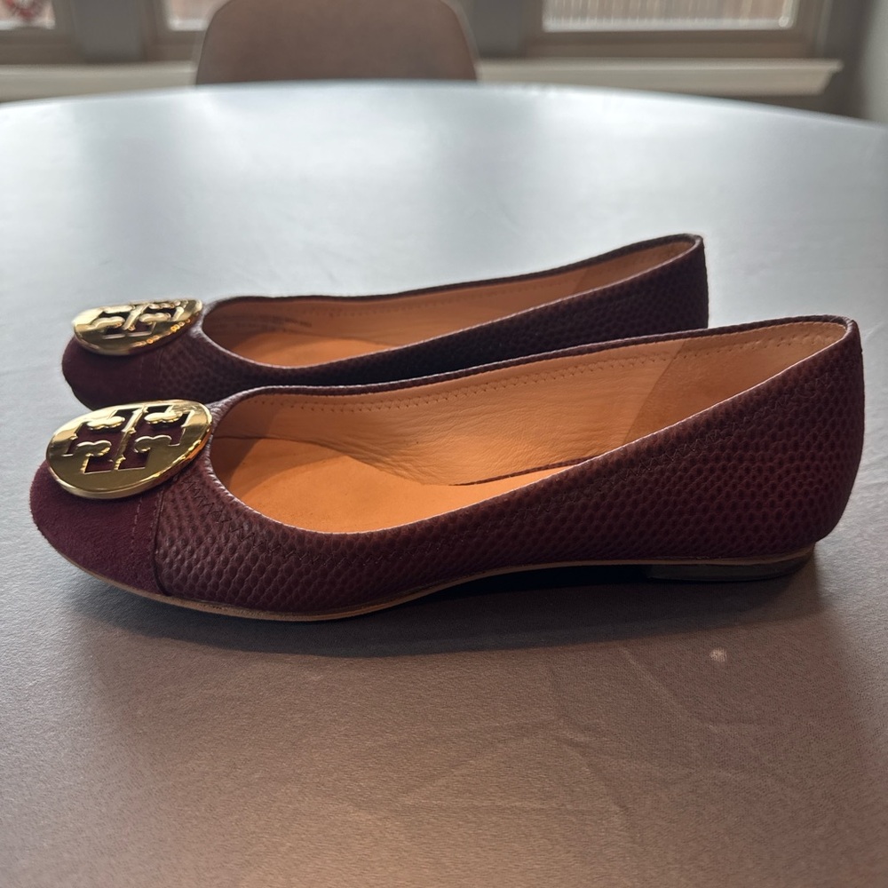 Tory Burch Reva Suede Leather Logo Flats Burgundy Gold Medallion Size 8 - Picture 7 of 7